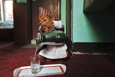 El nepalí Chandra Bahadur Dangi ha esperado 72 años, pero, si todo va bien, verá cumplido su sueño este fin de semana: entrar, con sus 55,8 centímetros de altura, en el libro Guinness de los Récords como el hombre más pequeño del mundo. EFE