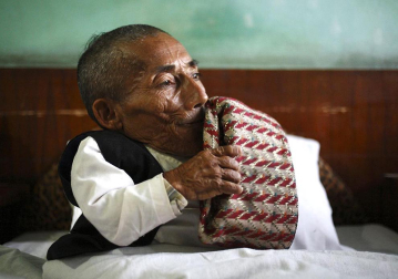 El nepalí Chandra Bahadur Dangi ha esperado 72 años, pero, si todo va bien, verá cumplido su sueño este fin de semana: entrar, con sus 55,8 centímetros de altura, en el libro Guinness de los Récords como el hombre más pequeño del mundo. EFE