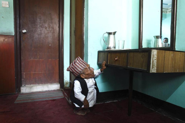 El nepalí Chandra Bahadur Dangi ha esperado 72 años, pero, si todo va bien, verá cumplido su sueño este fin de semana: entrar, con sus 55,8 centímetros de altura, en el libro Guinness de los Récords como el hombre más pequeño del mundo. EFE