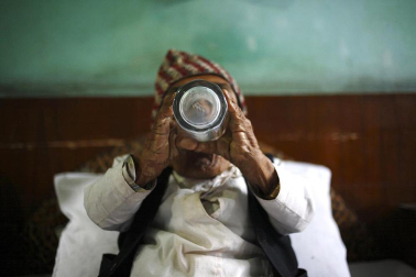 El nepalí Chandra Bahadur Dangi ha esperado 72 años, pero, si todo va bien, verá cumplido su sueño este fin de semana: entrar, con sus 55,8 centímetros de altura, en el libro Guinness de los Récords como el hombre más pequeño del mundo. EFE