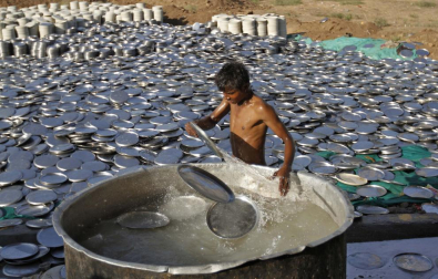 Trabajadores disponen 'laddus' (dulces) en una cocina en Ahmedabad, una ciudad al oeste de la India. Más de 300.000 'laddus' fueron fabricados para el banquete de una ceremonia religiosa organizada para el Brahmins, la casta superior de hindús.