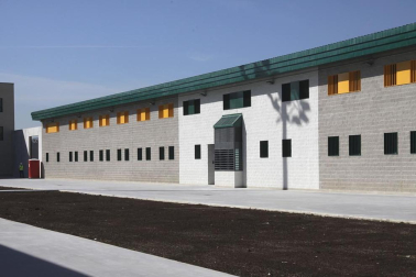 La nueva cárcel de Pamplona, denominada Centro Penitenciario Norte II, abrirá sus puertas a principios de enero. La directora de Instituciones Penitenciarias, Mercedes Gallizo, ha señalado este miércoles que las obras concluirán este mismo mes y que, posteriormente, las instalaciones se equiparán para acoger a los reclusos. La cárcel cuenta con 504 celdas y 120 plazas complementarias. Su capacidad máxima ronda los mil presos y la inversión total ronda los 100 millones de euros.