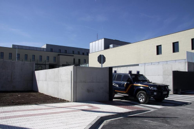 La nueva cárcel de Pamplona, denominada Centro Penitenciario Norte II, abrirá sus puertas a principios de enero. La directora de Instituciones Penitenciarias, Mercedes Gallizo, ha señalado este miércoles que las obras concluirán este mismo mes y que, posteriormente, las instalaciones se equiparán para acoger a los reclusos. La cárcel cuenta con 504 celdas y 120 plazas complementarias. Su capacidad máxima ronda los mil presos y la inversión total ronda los 100 millones de euros.