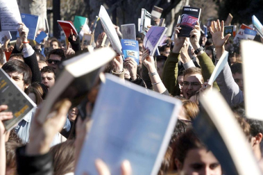 Concentración a primeras horas de la tarde de este martes y en el entorno del instituto Lluís Vives de Valencia