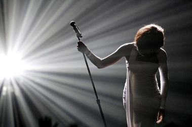 La cantante norteamericana Whiteny Houston falleció a los 48 años en un hotel de Beverly Hills. La artista tuvo una vida marcada por el éxito profesional que se vino abajo debido a un tumultuoso matrimonio así como por sus problemas de adicción.