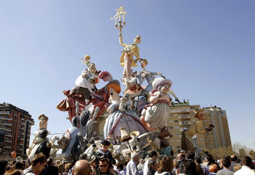 Varias imágenes de las fallas de Valencia
