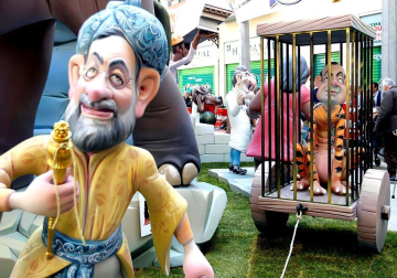 Varias imágenes de las fallas de Valencia