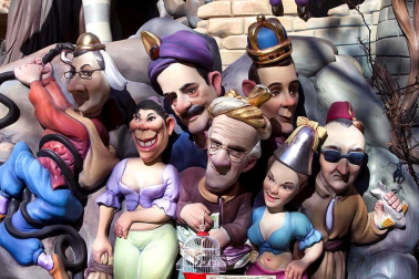 Varias imágenes de las fallas de Valencia