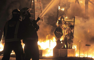 Imágenes de las fallas ardiendo en Valencia, en la madrugada de este 19 de marzo