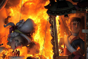 Imágenes de las fallas ardiendo en Valencia, en la madrugada de este 19 de marzo