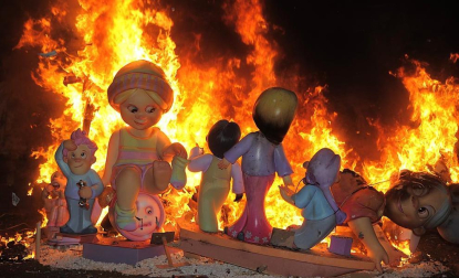Imágenes de las fallas ardiendo en Valencia, en la madrugada de este 19 de marzo