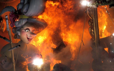 Imágenes de las fallas ardiendo en Valencia, en la madrugada de este 19 de marzo