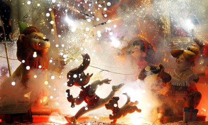 Imágenes de las fallas ardiendo en Valencia, en la madrugada de este 19 de marzo