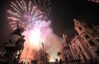 Imágenes de las fallas ardiendo en Valencia, en la madrugada de este 19 de marzo