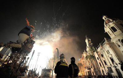 Imágenes de las fallas ardiendo en Valencia, en la madrugada de este 19 de marzo
