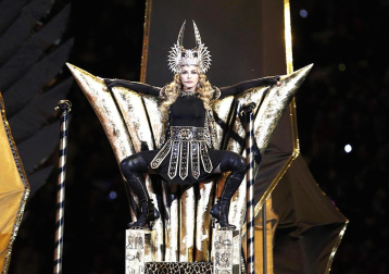 La Reina del Pop aprovechó uno de los eventos deportivos más vistos en la televisdión estadounidense para rememorar su carrera musical con una presentación en la que interpretó sus éxitos, desde el clásico "Like a Prayer" hasta el más reciente "Give me all your loving".