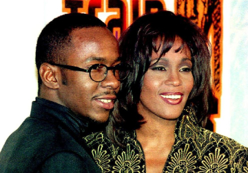 La cantante norteamericana Whiteny Houston falleció a los 48 años en un hotel de Beverly Hills. La artista tuvo una vida marcada por el éxito profesional que se vino abajo debido a un tumultuoso matrimonio así como por sus problemas de adicción.