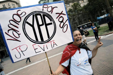 La presidenta argentina, Cristina Fernández, declaró este lunes de "utilidad pública y sujeto a expropiación" el 51% del patrimonio de la petrolera YPF, controlada por la española Repsol. La respuesta no se hizo esperar en la Bolsas de Buenos Aires, Nueva York y México, además de la advertencia del Ejecutivo español de que tomará medidas "claras y contundentes" en los próximos días, tras la decisión "hostil" que perjudica los intereses de Repsol.