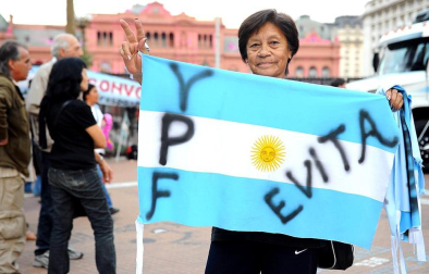 La presidenta argentina, Cristina Fernández, declaró este lunes de "utilidad pública y sujeto a expropiación" el 51% del patrimonio de la petrolera YPF, controlada por la española Repsol. La respuesta no se hizo esperar en la Bolsas de Buenos Aires, Nueva York y México, además de la advertencia del Ejecutivo español de que tomará medidas "claras y contundentes" en los próximos días, tras la decisión "hostil" que perjudica los intereses de Repsol.