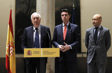 La presidenta argentina, Cristina Fernández, declaró este lunes de "utilidad pública y sujeto a expropiación" el 51% del patrimonio de la petrolera YPF, controlada por la española Repsol. La respuesta no se hizo esperar en la Bolsas de Buenos Aires, Nueva York y México, además de la advertencia del Ejecutivo español de que tomará medidas "claras y contundentes" en los próximos días, tras la decisión "hostil" que perjudica los intereses de Repsol.