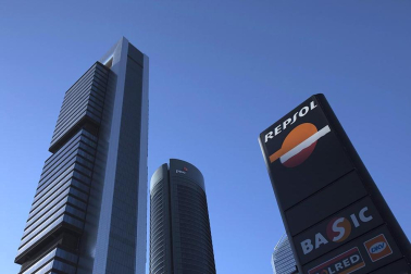 La presidenta argentina, Cristina Fernández, declaró este lunes de "utilidad pública y sujeto a expropiación" el 51% del patrimonio de la petrolera YPF, controlada por la española Repsol. La respuesta no se hizo esperar en la Bolsas de Buenos Aires, Nueva York y México, además de la advertencia del Ejecutivo español de que tomará medidas "claras y contundentes" en los próximos días, tras la decisión "hostil" que perjudica los intereses de Repsol.