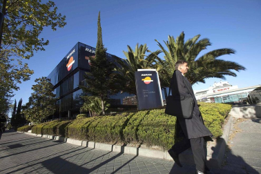 La presidenta argentina, Cristina Fernández, declaró este lunes de "utilidad pública y sujeto a expropiación" el 51% del patrimonio de la petrolera YPF, controlada por la española Repsol. La respuesta no se hizo esperar en la Bolsas de Buenos Aires, Nueva York y México, además de la advertencia del Ejecutivo español de que tomará medidas "claras y contundentes" en los próximos días, tras la decisión "hostil" que perjudica los intereses de Repsol.