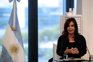 La presidenta argentina, Cristina Fernández, declaró este lunes de "utilidad pública y sujeto a expropiación" el 51% del patrimonio de la petrolera YPF, controlada por la española Repsol.
