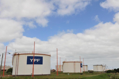 La presidenta argentina, Cristina Fernández, declaró este lunes de "utilidad pública y sujeto a expropiación" el 51% del patrimonio de la petrolera YPF, controlada por la española Repsol.