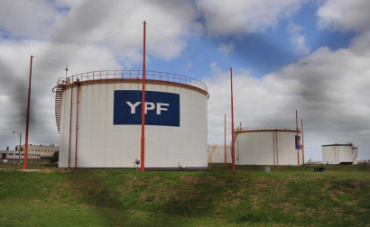 La presidenta argentina, Cristina Fernández, declaró este lunes de "utilidad pública y sujeto a expropiación" el 51% del patrimonio de la petrolera YPF, controlada por la española Repsol.