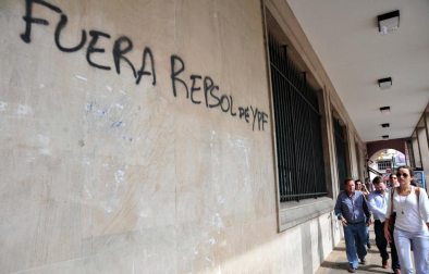 La presidenta argentina, Cristina Fernández, declaró este lunes de "utilidad pública y sujeto a expropiación" el 51% del patrimonio de la petrolera YPF, controlada por la española Repsol.