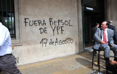 La presidenta argentina, Cristina Fernández, declaró este lunes de "utilidad pública y sujeto a expropiación" el 51% del patrimonio de la petrolera YPF, controlada por la española Repsol.