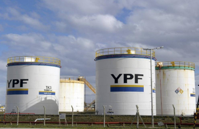 La presidenta argentina, Cristina Fernández, declaró este lunes de "utilidad pública y sujeto a expropiación" el 51% del patrimonio de la petrolera YPF, controlada por la española Repsol.