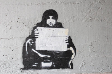 Grafitis de similar estética a la del famoso grafitero internacional Banksy decoran las paredes del tunel que une la calle Esquiroz con la Universidad de Navarra
