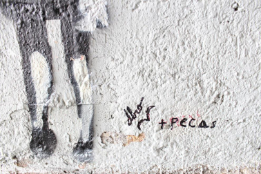 Grafitis de similar estética a la del famoso grafitero internacional Banksy decoran las paredes del tunel que une la calle Esquiroz con la Universidad de Navarra
