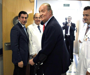 El Rey don Juan Carlos sale del Hospital USP San José tras ser operado de la cadera por una caída sufrida durante su estancia en Botsuana en un viaje particular de caza.