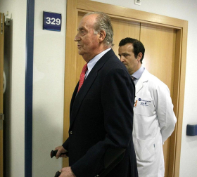El Rey don Juan Carlos sale del Hospital USP San José tras ser operado de la cadera por una caída sufrida durante su estancia en Botsuana en un viaje particular de caza.