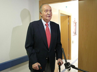 El Rey don Juan Carlos sale del Hospital USP San José tras ser operado de la cadera por una caída sufrida durante su estancia en Botsuana en un viaje particular de caza.