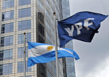 La presidenta argentina, Cristina Fernández, declaró este lunes de "utilidad pública y sujeto a expropiación" el 51% del patrimonio de la petrolera YPF, controlada por la española Repsol.
