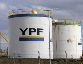 La presidenta argentina, Cristina Fernández, declaró este lunes de "utilidad pública y sujeto a expropiación" el 51% del patrimonio de la petrolera YPF, controlada por la española Repsol.