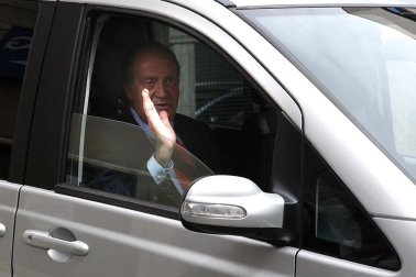 El Rey don Juan Carlos sale del Hospital USP San José tras ser operado de la cadera por una caída sufrida durante su estancia en Botsuana en un viaje particular de caza.
