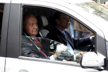 El Rey don Juan Carlos sale del Hospital USP San José tras ser operado de la cadera por una caída sufrida durante su estancia en Botsuana en un viaje particular de caza.