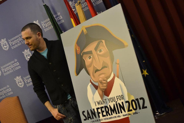 El alcalde de Pamplona, Enrique Maya, y David Alegría, autor del cartel ganador que anunciará las fiestas de San Fermín 2012.