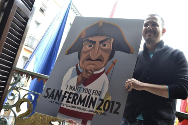 El alcalde de Pamplona, Enrique Maya, y David Alegría, autor del cartel ganador que anunciará las fiestas de San Fermín 2012.
