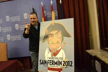 El alcalde de Pamplona, Enrique Maya, y David Alegría, autor del cartel ganador que anunciará las fiestas de San Fermín 2012.