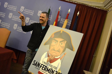 El alcalde de Pamplona, Enrique Maya, y David Alegría, autor del cartel ganador que anunciará las fiestas de San Fermín 2012.
