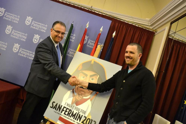 El alcalde de Pamplona, Enrique Maya, y David Alegría, autor del cartel ganador que anunciará las fiestas de San Fermín 2012.