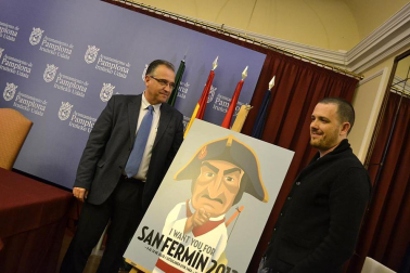 El alcalde de Pamplona, Enrique Maya, y David Alegría, autor del cartel ganador que anunciará las fiestas de San Fermín 2012.