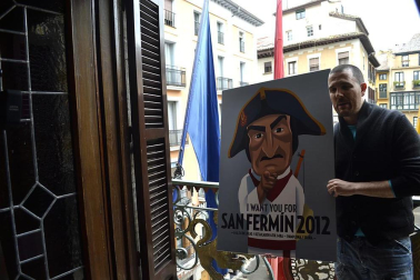 El alcalde de Pamplona, Enrique Maya, y David Alegría, autor del cartel ganador que anunciará las fiestas de San Fermín 2012.