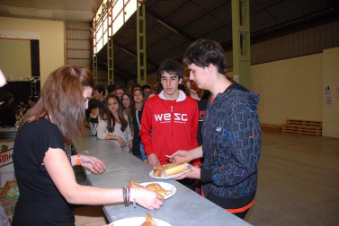 Los grupos de amigos de Olite celebraron, un año más, el Día de las Cuadrillas con el único objetivo de pasarlo bien junto a los amigos. Fueron las propias cuadrillas y la Asociación de Hosteleros de la localidad quienes se encargaron de organizar las distintas actividades de esta jornada. El día comenzó con una ronda de poteo por las calles de Olite acompañada por los gaiteros y continuó con una comida en el frontón municipal en la que se sirvió un menú compuesto por macarrones, pollo asado y postre. Durante la tarde y hasta la madrugada, los asistentes pudieron disfrutar con diversos conciertos y la música de dj¿s.