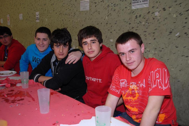 Los grupos de amigos de Olite celebraron, un año más, el Día de las Cuadrillas con el único objetivo de pasarlo bien junto a los amigos. Fueron las propias cuadrillas y la Asociación de Hosteleros de la localidad quienes se encargaron de organizar las distintas actividades de esta jornada. El día comenzó con una ronda de poteo por las calles de Olite acompañada por los gaiteros y continuó con una comida en el frontón municipal en la que se sirvió un menú compuesto por macarrones, pollo asado y postre. Durante la tarde y hasta la madrugada, los asistentes pudieron disfrutar con diversos conciertos y la música de dj¿s.